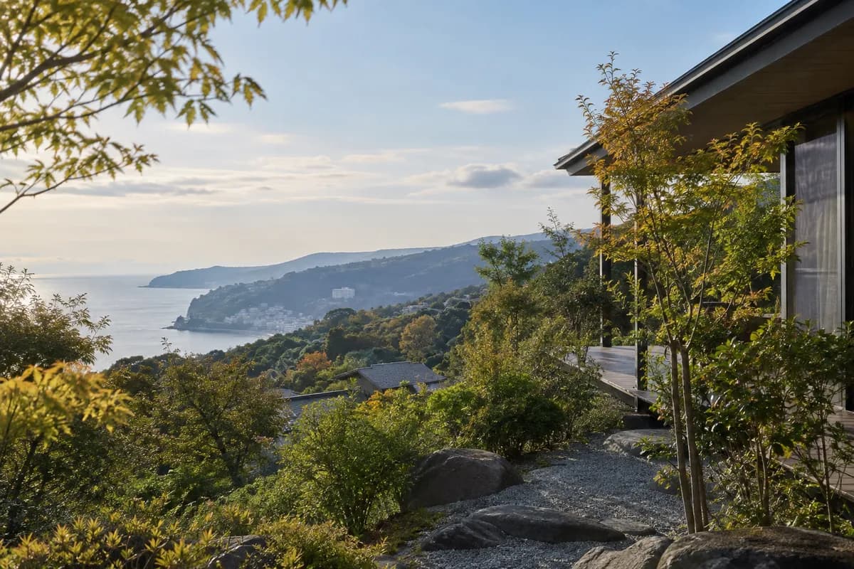 エンゼルフォレストリゾート伊豆山の地域の雰囲気を表現したAI生成イメージ（実際の現地写真ではありません）