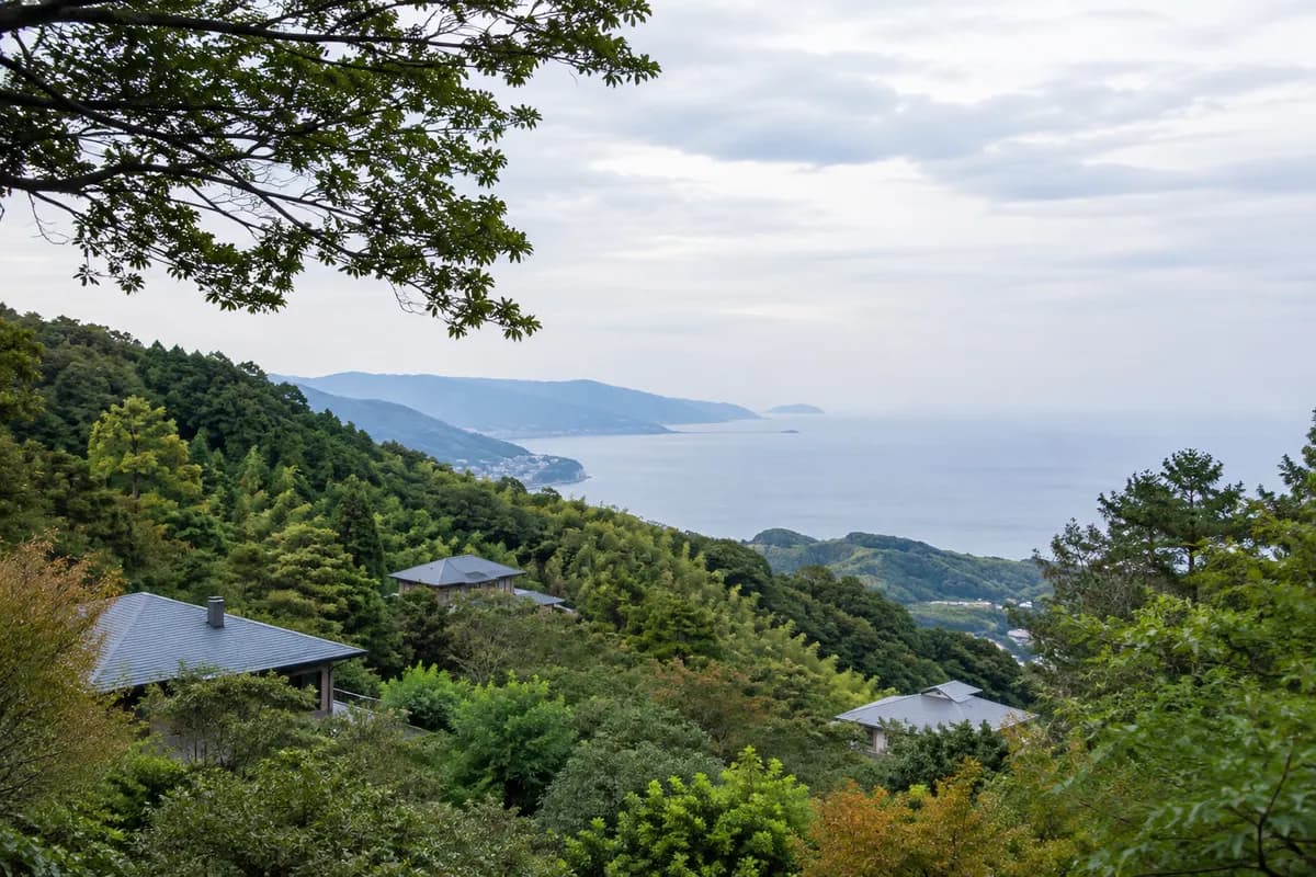 熱海自然郷の地域の雰囲気を表現したAI生成イメージ（実際の現地写真ではありません）
