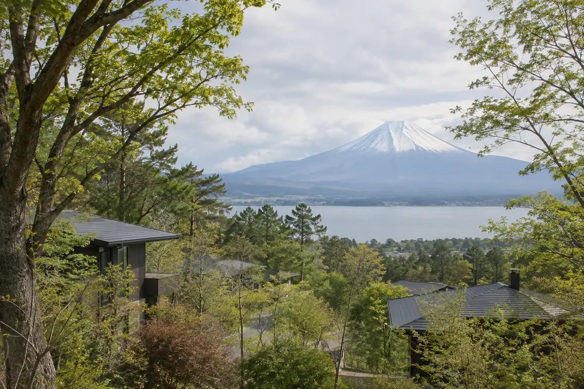 富士急山中湖畔別荘地の地域の雰囲気を表現したAI生成イメージ（実際の現地写真ではありません）