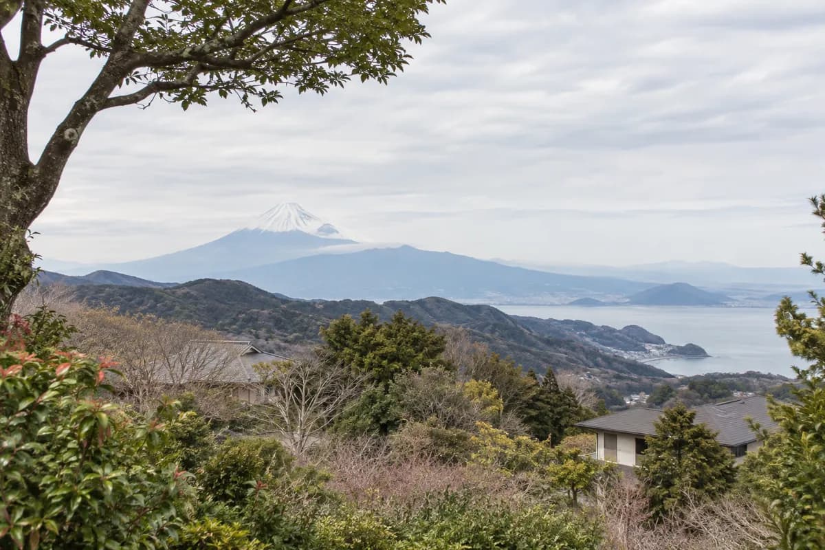 伊豆富士見ニュータウンの地域の雰囲気を表現したAI生成イメージ（実際の現地写真ではありません）