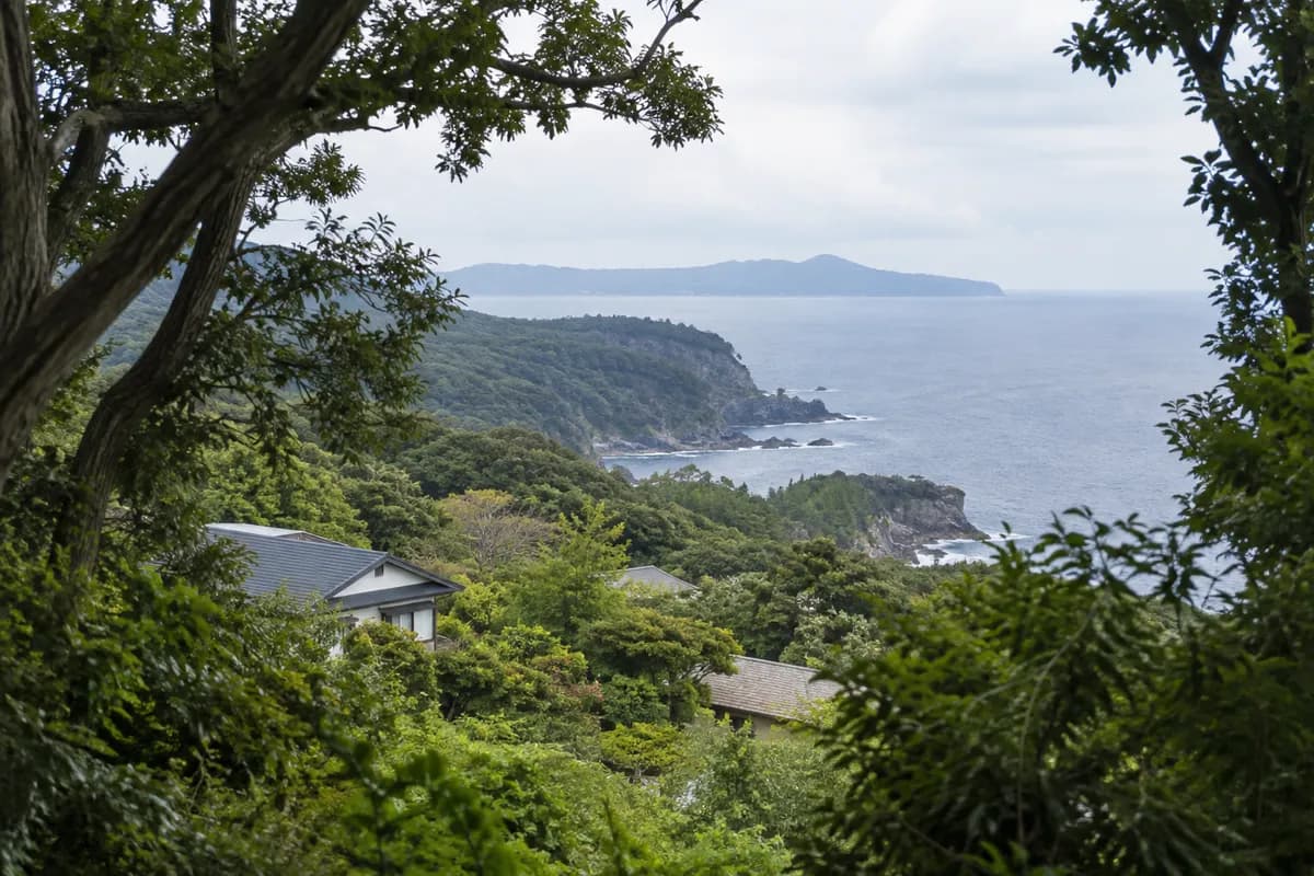 伊豆急城ヶ崎地区の地域の雰囲気を表現したAI生成イメージ（実際の現地写真ではありません）